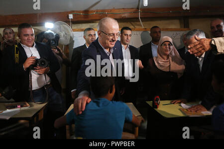 Oktober 18, 2018 - Khan Al-Ahmar, West Bank, Palästina - dem palästinensischen Ministerpräsidenten Rami Hamdallah besucht die Palästinensischen Beduinen Dorf Khan al-ahmar, im besetzten Westjordanland am 18. Oktober 2018 (Bild: © shadi Hatem/APA Bilder über ZUMA Draht) Stockfoto