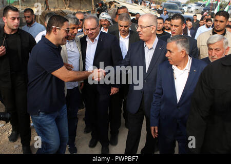 Oktober 18, 2018 - Khan Al-Ahmar, West Bank, Palästina - dem palästinensischen Ministerpräsidenten Rami Hamdallah besucht die Palästinensischen Beduinen Dorf Khan al-ahmar, im besetzten Westjordanland am 18. Oktober 2018 (Bild: © shadi Hatem/APA Bilder über ZUMA Draht) Stockfoto