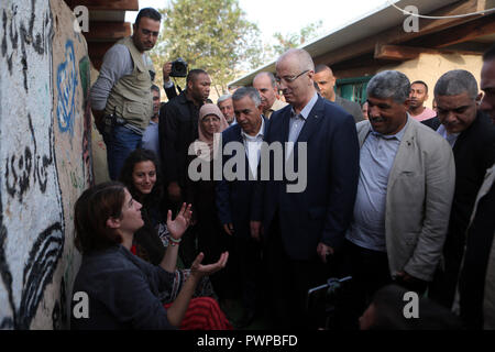 Oktober 18, 2018 - Khan Al-Ahmar, West Bank, Palästina - dem palästinensischen Ministerpräsidenten Rami Hamdallah besucht die Palästinensischen Beduinen Dorf Khan al-ahmar, im besetzten Westjordanland am 18. Oktober 2018 (Bild: © shadi Hatem/APA Bilder über ZUMA Draht) Stockfoto