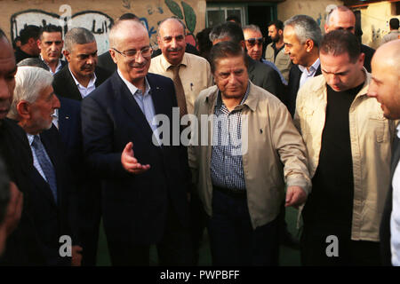 Oktober 18, 2018 - Khan Al-Ahmar, West Bank, Palästina - dem palästinensischen Ministerpräsidenten Rami Hamdallah besucht die Palästinensischen Beduinen Dorf Khan al-ahmar, im besetzten Westjordanland am 18. Oktober 2018 (Bild: © shadi Hatem/APA Bilder über ZUMA Draht) Stockfoto