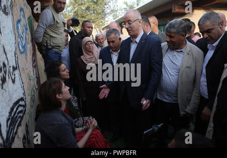 Oktober 18, 2018 - Khan Al-Ahmar, West Bank, Palästina - dem palästinensischen Ministerpräsidenten Rami Hamdallah besucht die Palästinensischen Beduinen Dorf Khan al-ahmar, im besetzten Westjordanland am 18. Oktober 2018 (Bild: © shadi Hatem/APA Bilder über ZUMA Draht) Stockfoto