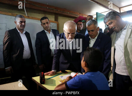 Oktober 18, 2018 - Khan Al-Ahmar, West Bank, Palästina - dem palästinensischen Ministerpräsidenten Rami Hamdallah besucht die Palästinensischen Beduinen Dorf Khan al-ahmar, im besetzten Westjordanland am 18. Oktober 2018 (Bild: © shadi Hatem/APA Bilder über ZUMA Draht) Stockfoto