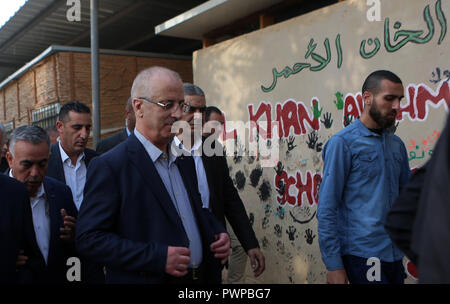 Oktober 18, 2018 - Khan Al-Ahmar, West Bank, Palästina - dem palästinensischen Ministerpräsidenten Rami Hamdallah besucht die Palästinensischen Beduinen Dorf Khan al-ahmar, im besetzten Westjordanland am 18. Oktober 2018 (Bild: © shadi Hatem/APA Bilder über ZUMA Draht) Stockfoto