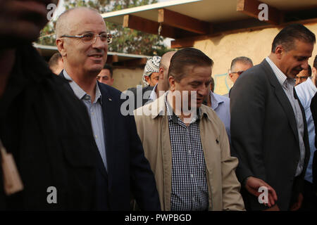 Oktober 18, 2018 - Khan Al-Ahmar, West Bank, Palästina - dem palästinensischen Ministerpräsidenten Rami Hamdallah besucht die Palästinensischen Beduinen Dorf Khan al-ahmar, im besetzten Westjordanland am 18. Oktober 2018 (Bild: © shadi Hatem/APA Bilder über ZUMA Draht) Stockfoto