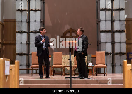 Seattle, Washington DC, USA. 17. Okt 2018. Attorney General Bob Ferguson (L) und den rechten Rev. Greg Rickel sprechen in der St. Mark's Episcopal Cathedral während einer Diskussion über den aktuellen Zustand der Einwanderung. Rickel ist der Bischof der anglikanischen Diözese von Olympia. "Immigration Reform in Washington State" wurde veranstaltet von der St. Mark's Episcopal Cathedral und enthalten ein Gremium mit Vertretern von Casa Latina, El Centro de la Raza und der Kirche des Großraum Seattle. Credit: Paul Christian Gordon/Alamy leben Nachrichten Stockfoto