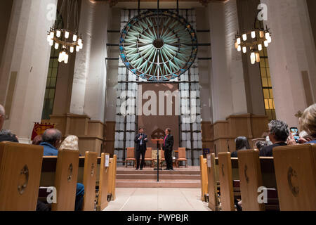 Seattle, Washington DC, USA. 17. Okt 2018. Attorney General Bob Ferguson (L) und den rechten Rev. Greg Rickel sprechen in der St. Mark's Episcopal Cathedral während einer Diskussion über den aktuellen Zustand der Einwanderung. Rickel ist der Bischof der anglikanischen Diözese von Olympia. "Immigration Reform in Washington State" wurde veranstaltet von der St. Mark's Episcopal Cathedral und enthalten ein Gremium mit Vertretern von Casa Latina, El Centro de la Raza und der Kirche des Großraum Seattle. Credit: Paul Christian Gordon/Alamy leben Nachrichten Stockfoto