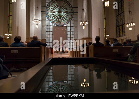 Seattle, Washington DC, USA. 17. Okt 2018. Attorney General Bob Ferguson (L) und den rechten Rev. Greg Rickel sprechen in der St. Mark's Episcopal Cathedral während einer Diskussion über den aktuellen Zustand der Einwanderung. Rickel ist der Bischof der anglikanischen Diözese von Olympia. "Immigration Reform in Washington State" wurde veranstaltet von der St. Mark's Episcopal Cathedral und enthalten ein Gremium mit Vertretern von Casa Latina, El Centro de la Raza und der Kirche des Großraum Seattle. Credit: Paul Christian Gordon/Alamy leben Nachrichten Stockfoto