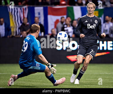 (181018) - VANCOUVER, Oktober 8, 2018 (Xinhua) - Goalie Tim Melia (L) von Sporting Kansas City die Kugel von brek Shea von Vancouver Whitecaps während der 2018 Major League Soccer (MLS) Spiel im BC Place in Vancouver, Okt. 17, 2018 rettet. Sporting Kansas City gewann 4-1. (Xinhua / Andrew Soong) Stockfoto