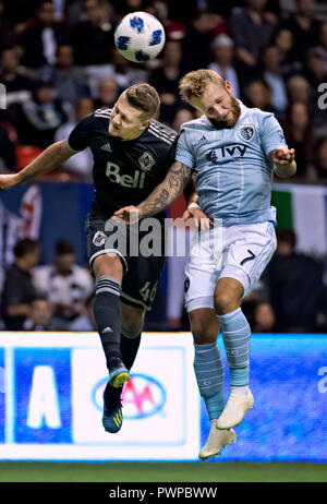 (181018) - VANCOUVER, Oktober 8, 2018 (Xinhua) - Johnny Russell (R) von Kansas City Sporting und Brett Levis von Vancouver Whitecaps konkurrieren während der 2018 Major League Soccer (MLS) Spiel im BC Place in Vancouver, 17. Okt. 2018. Sporting Kansas City gewann 4-1. (Xinhua / Andrew Soong) Stockfoto