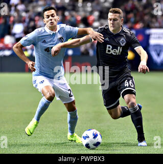 (181018) - VANCOUVER, Oktober 8, 2018 (Xinhua) - Daniel Salloi (L) von Kansas City Sporting und Brett Levis von Vancouver Whitecaps konkurrieren während der 2018 Major League Soccer (MLS) Spiel im BC Place in Vancouver, 17. Okt. 2018. Sporting Kansas City gewann 4-1. (Xinhua / Andrew Soong) Stockfoto