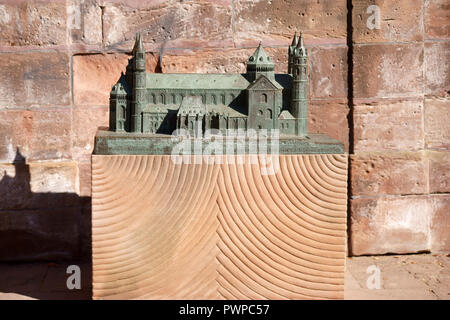 Worms, Deutschland - Oktober 13, 2018: Das maßstabsgetreue Modell der Kathedrale St. Peter in Bronze am 13. Oktober 2018 in Worms. Stockfoto