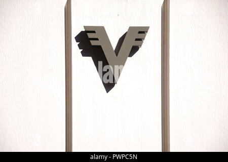 Worms, Deutschland - Oktober 13, 2018: Die Volksbank logo wirft einen Schatten auf die Fassade eines Gebäudes am 13. Oktober 2018 in Worms. Stockfoto