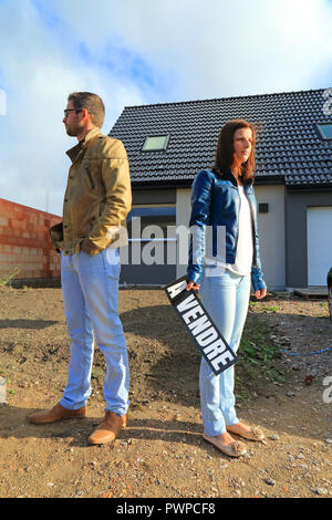 Frankreich, Jugendliche Paare vor seinem Haus. Stockfoto