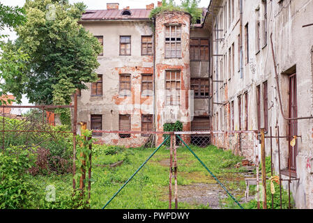 Abgebrochene grunge rotes Ziegelgebäude mit an Bord. Stockfoto