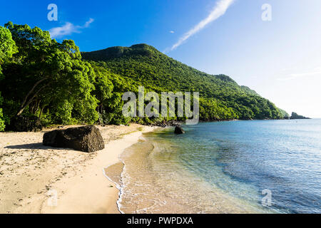 Strand mit Meer und Natur, Chatham Bay, Union, St-Vincent, Saint Vincent und die Grenadinen Kleine Antillen, West Indies, Windward Islands, Karibik, Zentral- und Lateinamerika Stockfoto