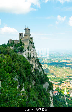 Festung Guaita auf dem Berg Titano ist der berühmteste Turm von San Marino, Italien. Stockfoto