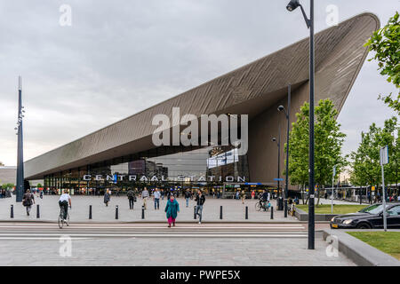 Menschen am Haupteingang nach Rotterdam Centraal Station - der Hauptbahnhof von Rotterdam. Stockfoto