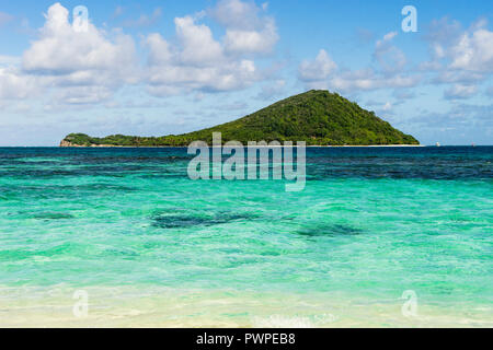 Blick auf die Insel Petit-St-Vincent, Saint Vincent und die Grenadinen Kleine Antillen, West Indies, Windward Islands, Karibik, Zentral- und Lateinamerika Stockfoto