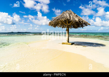 Strohhütte ont des Morpion Island Beach, St-Vincent, Saint Vincent und die Grenadinen Kleine Antillen, West Indies, Windward Islands, Karibik, Zentral- und Lateinamerika Stockfoto