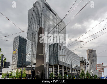 Moderne und majestätischen Gebouw Delftse Poort in Delft (Torbau) Büro Hochhaus mit Fassade aus Glas Stockfoto