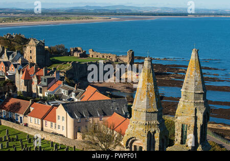 Blick auf St. Andrews Castle aus St.'s Tower, St Andrews, Fife, Schottland. Stockfoto