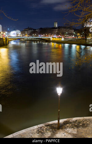 Frankreich, Paris, Ile Saint-Louis, Straße Licht an einem Winterabend. Stockfoto