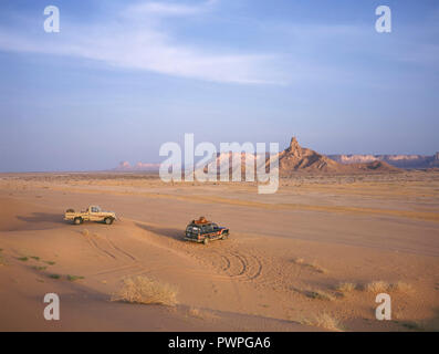 Zwei 4WD Autos treffen einander in der arabischen Wüste Stockfoto