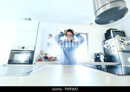 Brünette Frau in ihrer Küche am Morgen. Stockfoto
