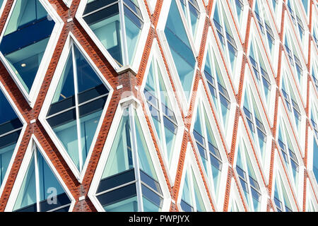 GOUDA, Niederlande - 12 Oktober, 2018: Moderne niederländische Architektur: Detail des Rathauses der Gemeinde Gouda entworfen von Jos Van Eldonk. Stockfoto