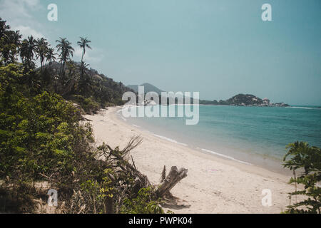 Unberührte weiße Sand Strand von Tayrona Nationalpark durch den Dschungel an der karibischen Küste Kolumbiens umgeben Stockfoto