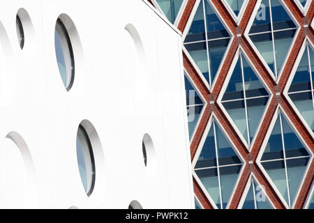 Niederlande - 12 Oktober, 2018: Moderne niederländische Architektur: Detail des Kinos mit dem Rathaus Gemeinde Gouda im Hintergrund. Stockfoto