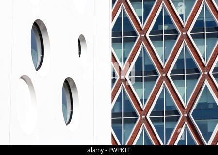 Niederlande - 12 Oktober, 2018: Moderne niederländische Architektur: Detail des Kinos mit dem Rathaus Gemeinde Gouda im Hintergrund. Stockfoto