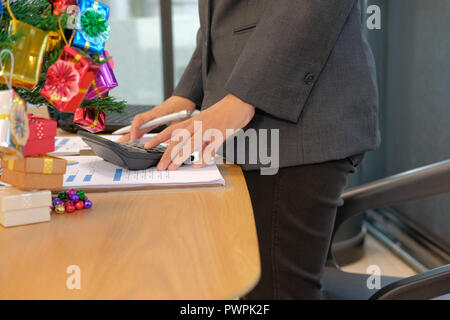 Finanzberater arbeiten mit dem Rechner im Büro. Buchhalter, Buchführung und die Berechnung der Einnahmen & Haushalt. Buchhalter, Berechnung Während Stockfoto