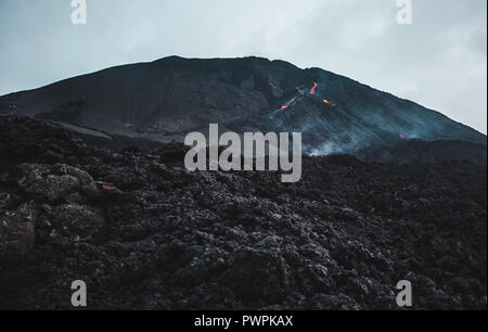 Kleinen vulkanischen Felsen und Lava Flow abwärts Pacaya Vulkan, einer der aktivsten Vulkane Guatemalas Stockfoto