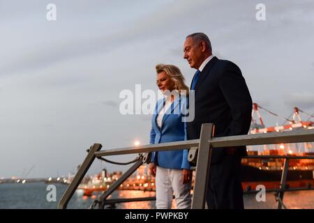 Der israelische Premierminister Benjamin Netanjahu und seine Frau Sara Netanjahu, schauen Sie von Bord der Arleigh-Burke-Klasse geführte Anti-raketen-Zerstörer USS Ross während eines Port besuchen Sie Oktober 11, 2018 in Ashdod, Israel. Stockfoto
