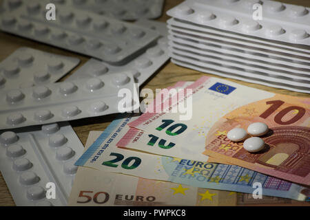 Geld Pfund oder Euro für verschreibungspflichtige Medikamente Medizin bezahlt nur auf dem schwarzen Markt, illegale Pillen, Kapseln zu verkaufen, Blister Pakete Stockfoto