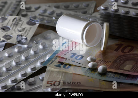 Geld Pfund oder Euro für verschreibungspflichtige Medikamente Medizin bezahlt nur auf dem schwarzen Markt, illegale Pillen, Kapseln zu verkaufen, Blister Pakete Stockfoto