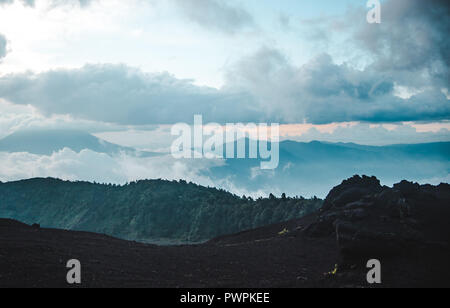 Wechselnde Landschaften rund um den Vulkan Pacaya, einer der aktivsten Vulkane Guatemalas, aus schwarzem Vulkangestein zu üppig grüne Wälder bei Sonnenuntergang Stockfoto