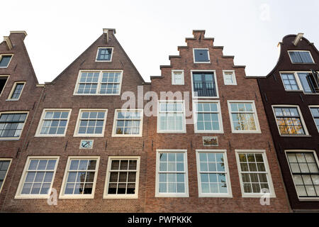 ZANDHOEK, Amsterdam, Niederlande - 11 Oktober, 2018: die Fassaden der traditionellen alten Amsterdam Häuser mit Ziegeldächern. Stockfoto