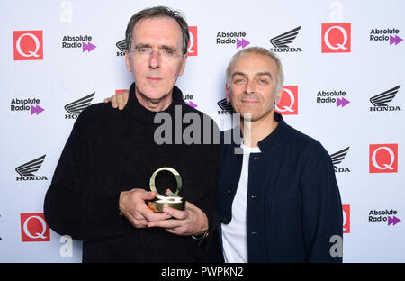 Rick Smith (links) und Karl Hyde von Underworld Gewinner des Q beste Track in der Presse während der Q Awards 2018 in Verbindung mit Absolute Radio im Camden Roundhouse, London. Stockfoto