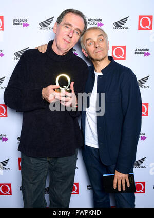 Rick Smith (links) und Karl Hyde von Underworld Gewinner des Q beste Track in der Presse während der Q Awards 2018 in Verbindung mit Absolute Radio im Camden Roundhouse, London. Stockfoto