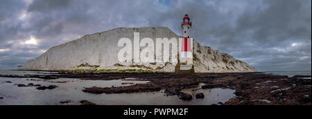 Schaut zum Beachy Head Light und Cliff - Eine geheftete Panorama genommen von unten das Light House bei Beachy Head, East Sussex, Großbritannien Stockfoto