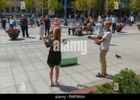 Junge Menschen Straßenmusik, zwei junge Gaukler Passanten in Gedimino prospektas in Vilnius, Litauen unterhalten. Stockfoto