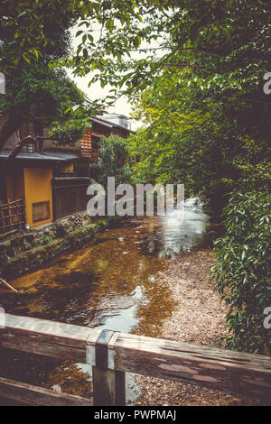 Traditionelle japanische Häuser auf Shirakawa Fluss im Stadtteil Gion, Kyoto, Japan Stockfoto