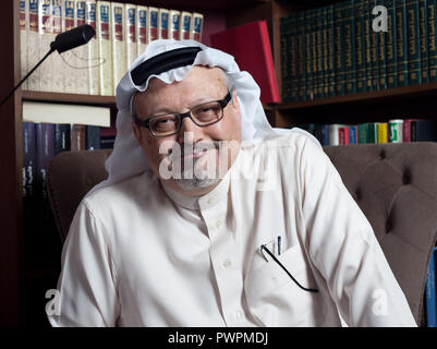 Portrait - der Washington Post - Saudi journalist Jamal Khashoggi in seinem Haus in Jeddah, Saudi-Arabien - Jan 13, 2016 Stockfoto