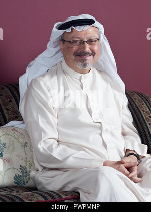 Portrait - der Washington Post - Saudi journalist Jamal Khashoggi in seinem Haus in Jeddah, Saudi-Arabien - Jan 13, 2016 Stockfoto