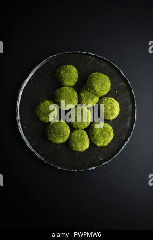 Overhead Bild von Matcha cookies mit Zucker und Matcha Pulver bedeckt. Matcha snickerdoodles Stockfoto