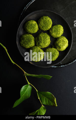 Overhead Bild von Matcha cookies mit Zucker und Matcha Pulver bedeckt. Matcha snickerdoodles Stockfoto