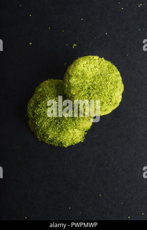 Overhead Bild von Matcha cookies mit Zucker und Matcha Pulver bedeckt. Matcha snickerdoodles Stockfoto