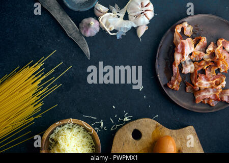 Carbonara Nudeln ingretients: Eier, Knoblauch, Speck, Käse Stockfoto